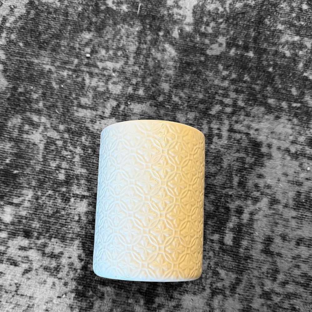 Ceramic white vase - Picture 1 of 3
